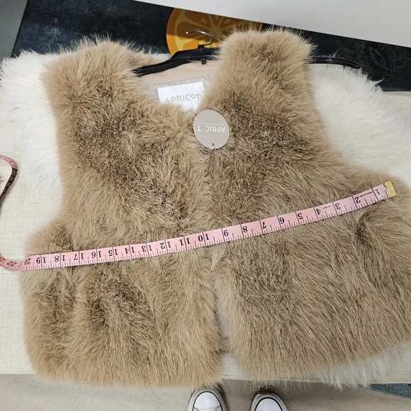 Crop Faux Fur Vest - Picture 2 of 6